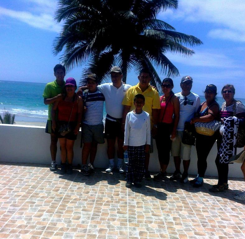 Hotel Casa Los Delfines Puerto Villamil Exterior foto